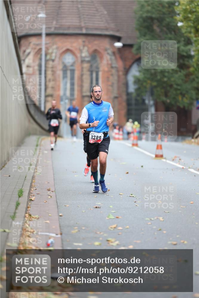 05.10.2025 - 20. swb-Marathon Bremen Michael Strokosch http://msf.ph/oto/9212058 05.10.2025 12:13:20 Laufen 1289 meine-sportfotos.de