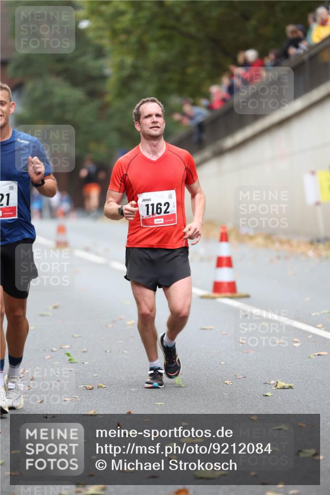 05.10.2025 - 20. swb-Marathon Bremen Michael Strokosch http://msf.ph/oto/9212084 05.10.2025 12:13:35 Laufen 21, 1162 meine-sportfotos.de