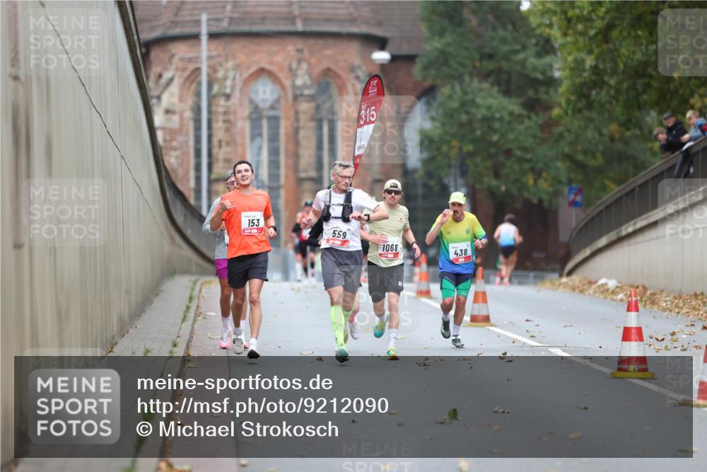 05.10.2025 - 20. swb-Marathon Bremen Michael Strokosch http://msf.ph/oto/9212090 05.10.2025 12:13:42 Laufen 153, 559, 315, 1068, 438 meine-sportfotos.de