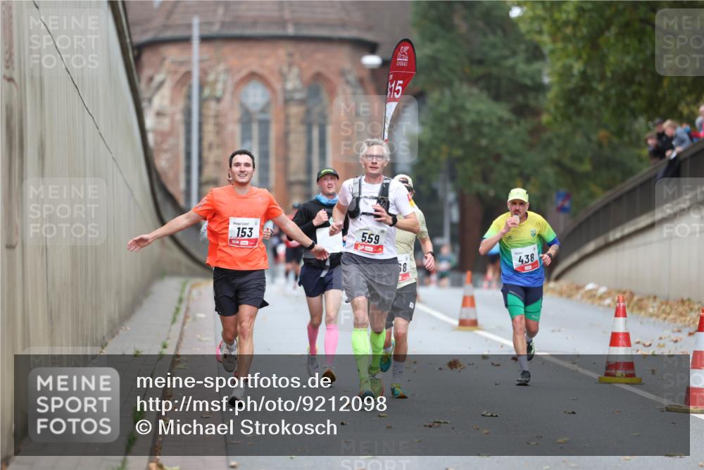 05.10.2025 - 20. swb-Marathon Bremen Michael Strokosch http://msf.ph/oto/9212098 05.10.2025 12:13:45 Laufen 153, 559, 15, 68, 438 meine-sportfotos.de