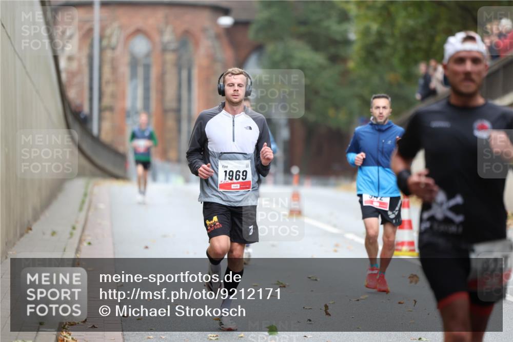 05.10.2025 - 20. swb-Marathon Bremen Michael Strokosch http://msf.ph/oto/9212171 05.10.2025 12:14:05 Laufen 1969, 1, 923 meine-sportfotos.de