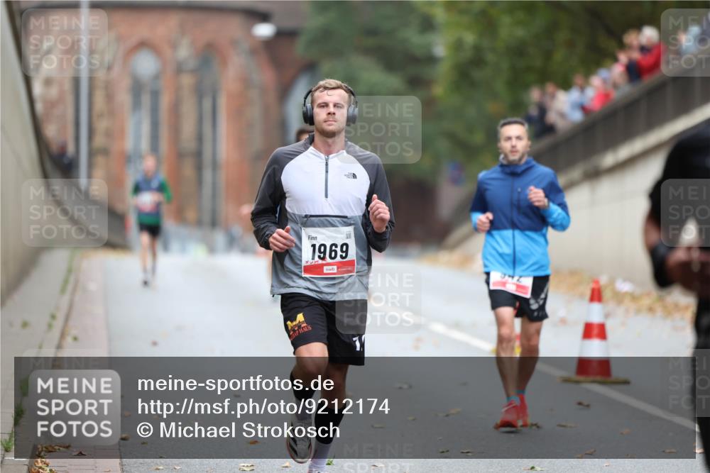 05.10.2025 - 20. swb-Marathon Bremen Michael Strokosch http://msf.ph/oto/9212174 05.10.2025 12:14:06 Laufen 1969 meine-sportfotos.de
