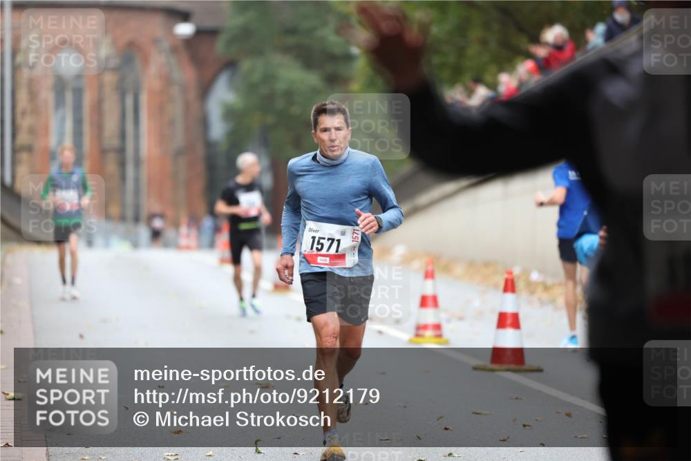 05.10.2025 - 20. swb-Marathon Bremen Michael Strokosch http://msf.ph/oto/9212179 05.10.2025 12:14:08 Laufen 1571, 1571 meine-sportfotos.de