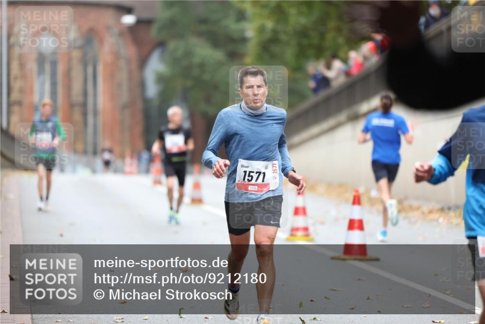 05.10.2025 - 20. swb-Marathon Bremen Michael Strokosch http://msf.ph/oto/9212180 05.10.2025 12:14:09 Laufen 1571, 1571 meine-sportfotos.de