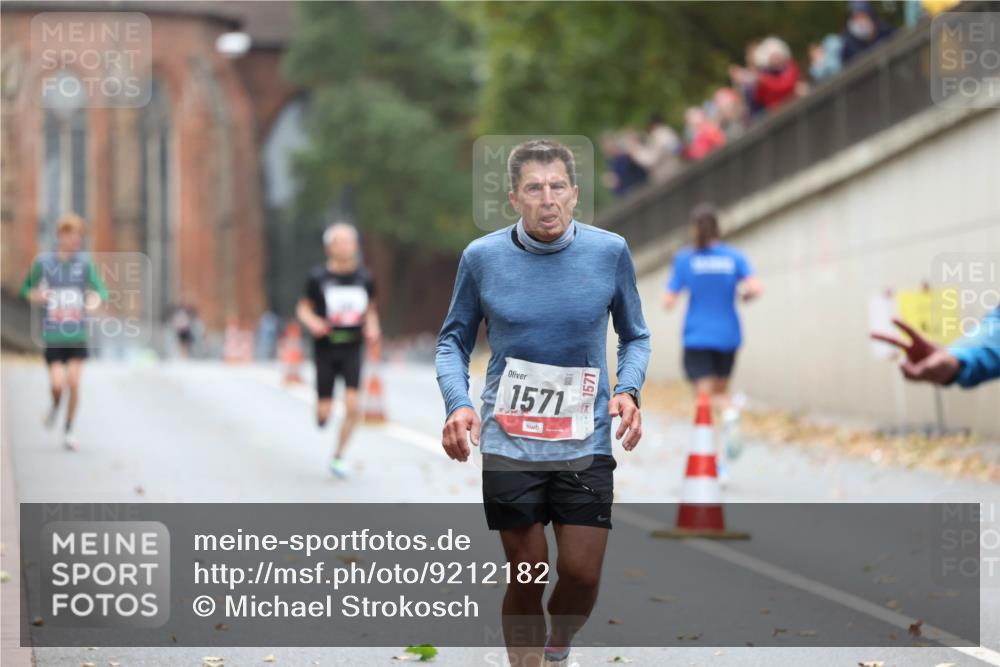 05.10.2025 - 20. swb-Marathon Bremen Michael Strokosch http://msf.ph/oto/9212182 05.10.2025 12:14:09 Laufen 1571, 1571 meine-sportfotos.de