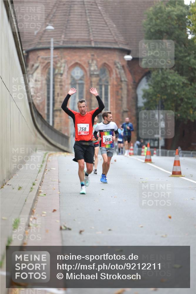 05.10.2025 - 20. swb-Marathon Bremen Michael Strokosch http://msf.ph/oto/9212211 05.10.2025 12:15:00 Laufen 758, 258 meine-sportfotos.de