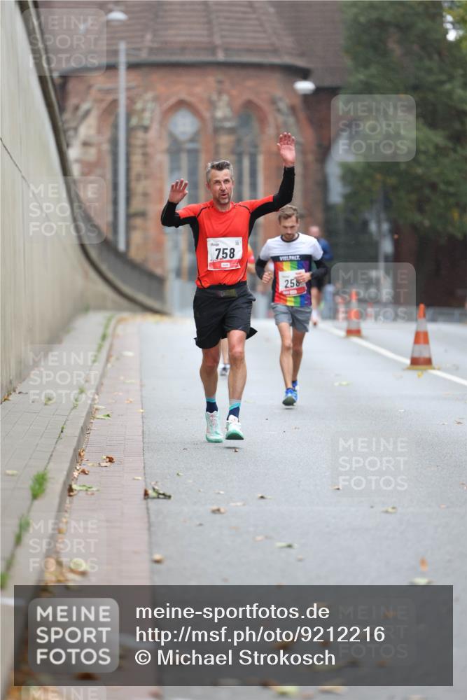 05.10.2025 - 20. swb-Marathon Bremen Michael Strokosch http://msf.ph/oto/9212216 05.10.2025 12:15:01 Laufen 758, 258 meine-sportfotos.de