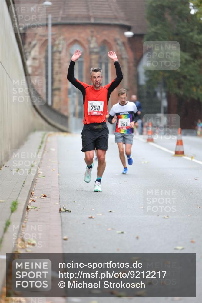 05.10.2025 - 20. swb-Marathon Bremen Michael Strokosch http://msf.ph/oto/9212217 05.10.2025 12:15:01 Laufen 2, 758, 258 meine-sportfotos.de