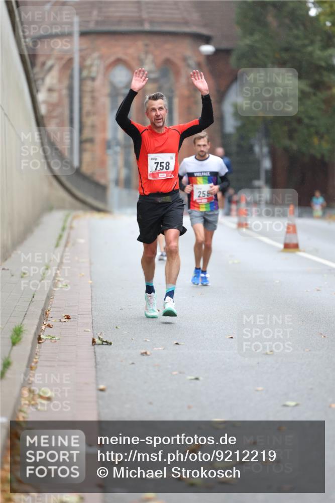 05.10.2025 - 20. swb-Marathon Bremen Michael Strokosch http://msf.ph/oto/9212219 05.10.2025 12:15:02 Laufen 758, 2, 258, 200 meine-sportfotos.de