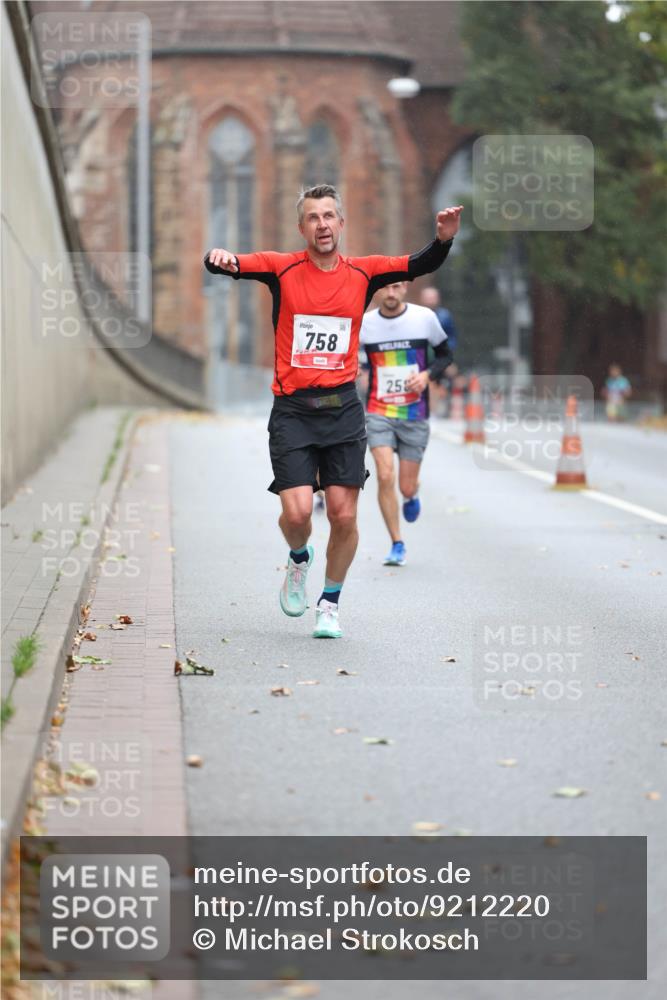 05.10.2025 - 20. swb-Marathon Bremen Michael Strokosch http://msf.ph/oto/9212220 05.10.2025 12:15:02 Laufen 758, 25 meine-sportfotos.de