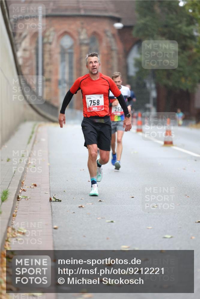 05.10.2025 - 20. swb-Marathon Bremen Michael Strokosch http://msf.ph/oto/9212221 05.10.2025 12:15:02 Laufen 758, 258 meine-sportfotos.de