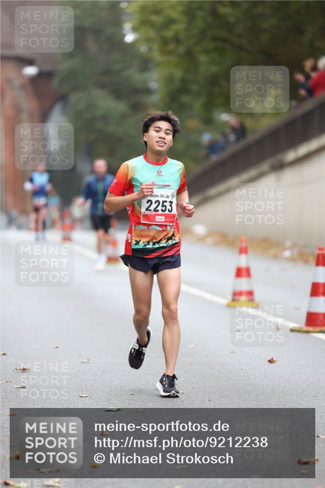 05.10.2025 - 20. swb-Marathon Bremen Michael Strokosch http://msf.ph/oto/9212238 05.10.2025 12:15:09 Laufen 2253 meine-sportfotos.de