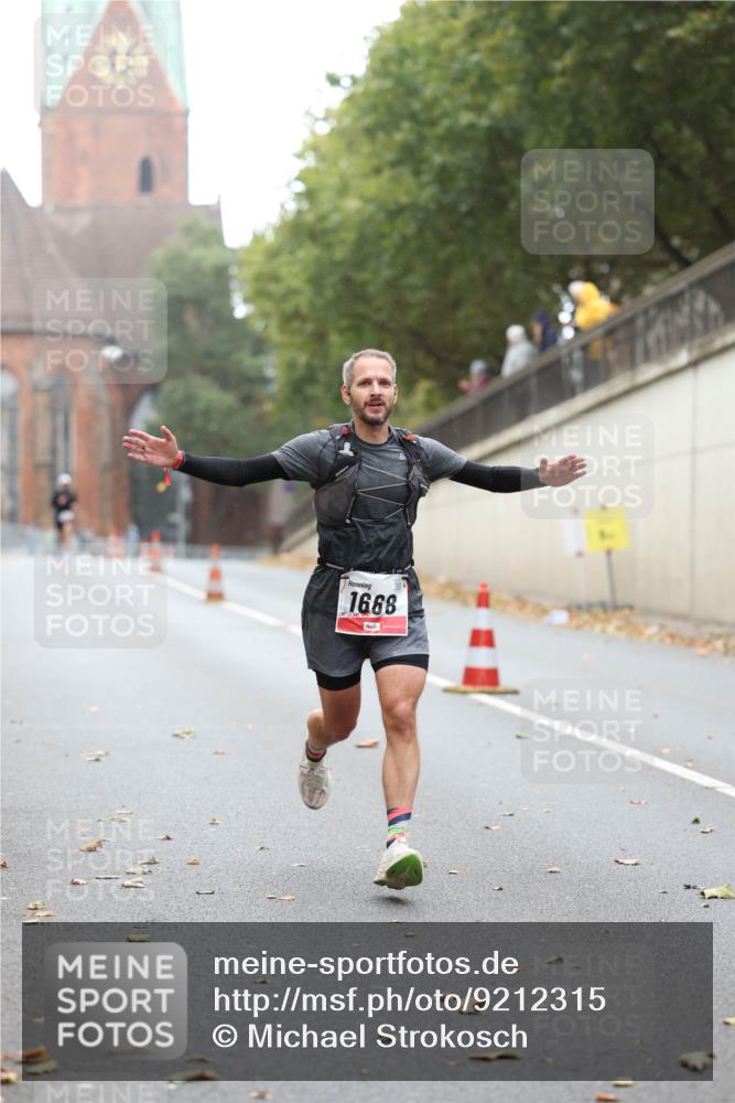 05.10.2025 - 20. swb-Marathon Bremen Michael Strokosch http://msf.ph/oto/9212315 05.10.2025 12:16:07 Laufen 1668 meine-sportfotos.de