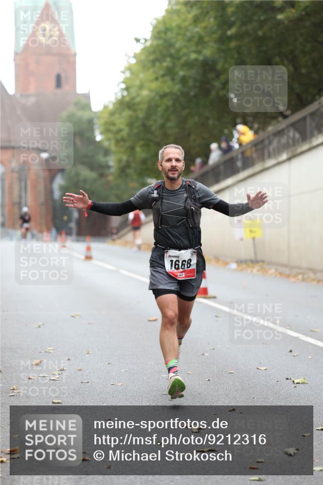 05.10.2025 - 20. swb-Marathon Bremen Michael Strokosch http://msf.ph/oto/9212316 05.10.2025 12:16:07 Laufen 1668 meine-sportfotos.de