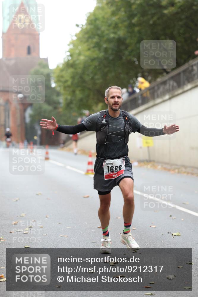 05.10.2025 - 20. swb-Marathon Bremen Michael Strokosch http://msf.ph/oto/9212317 05.10.2025 12:16:08 Laufen 1686 meine-sportfotos.de