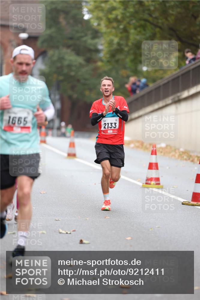 05.10.2025 - 20. swb-Marathon Bremen Michael Strokosch http://msf.ph/oto/9212411 05.10.2025 12:18:52 Laufen 1665, 2133 meine-sportfotos.de