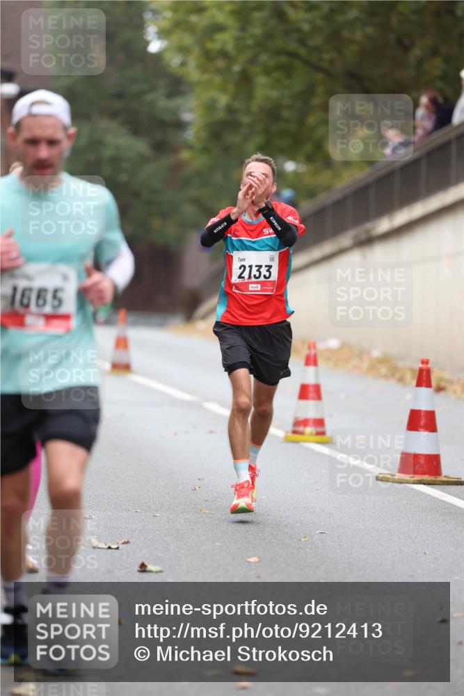 05.10.2025 - 20. swb-Marathon Bremen Michael Strokosch http://msf.ph/oto/9212413 05.10.2025 12:18:53 Laufen 1665, 2133 meine-sportfotos.de