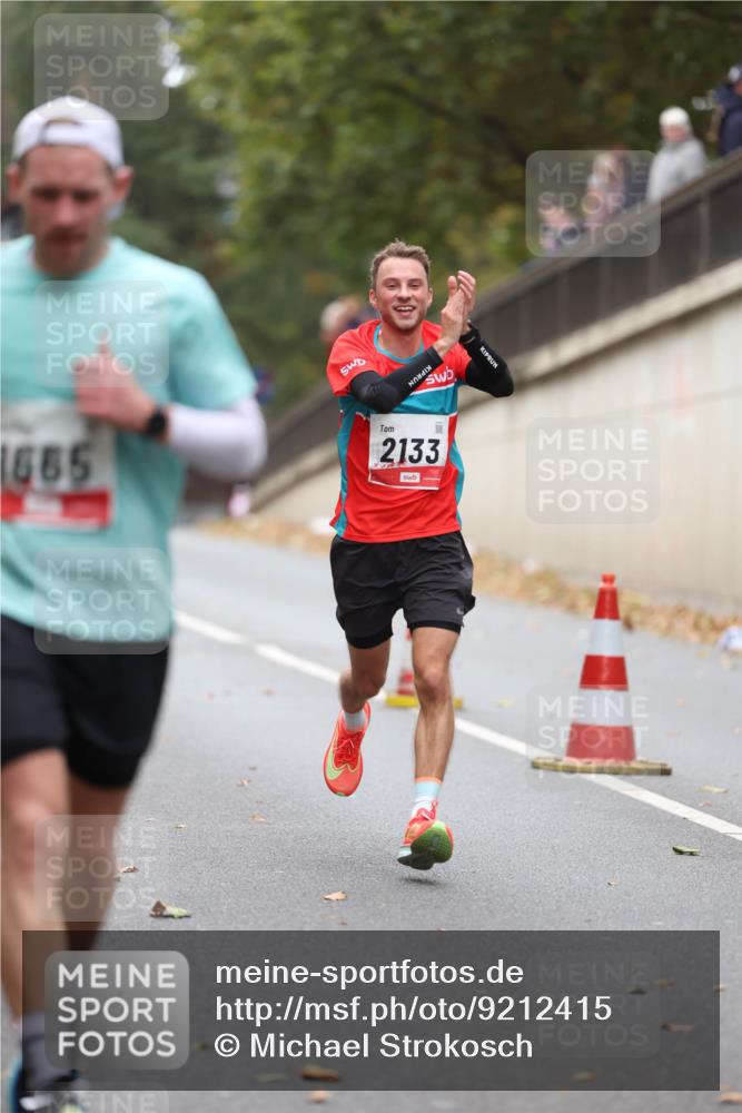 05.10.2025 - 20. swb-Marathon Bremen Michael Strokosch http://msf.ph/oto/9212415 05.10.2025 12:18:53 Laufen 1665, 2133 meine-sportfotos.de