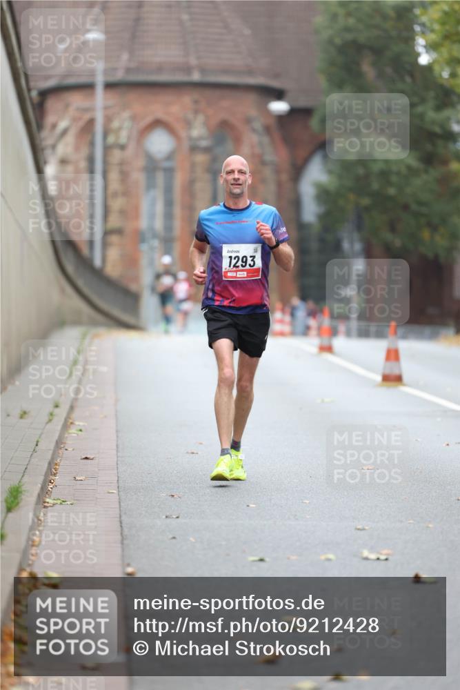 05.10.2025 - 20. swb-Marathon Bremen Michael Strokosch http://msf.ph/oto/9212428 05.10.2025 12:19:07 Laufen 909, 2, 1293 meine-sportfotos.de