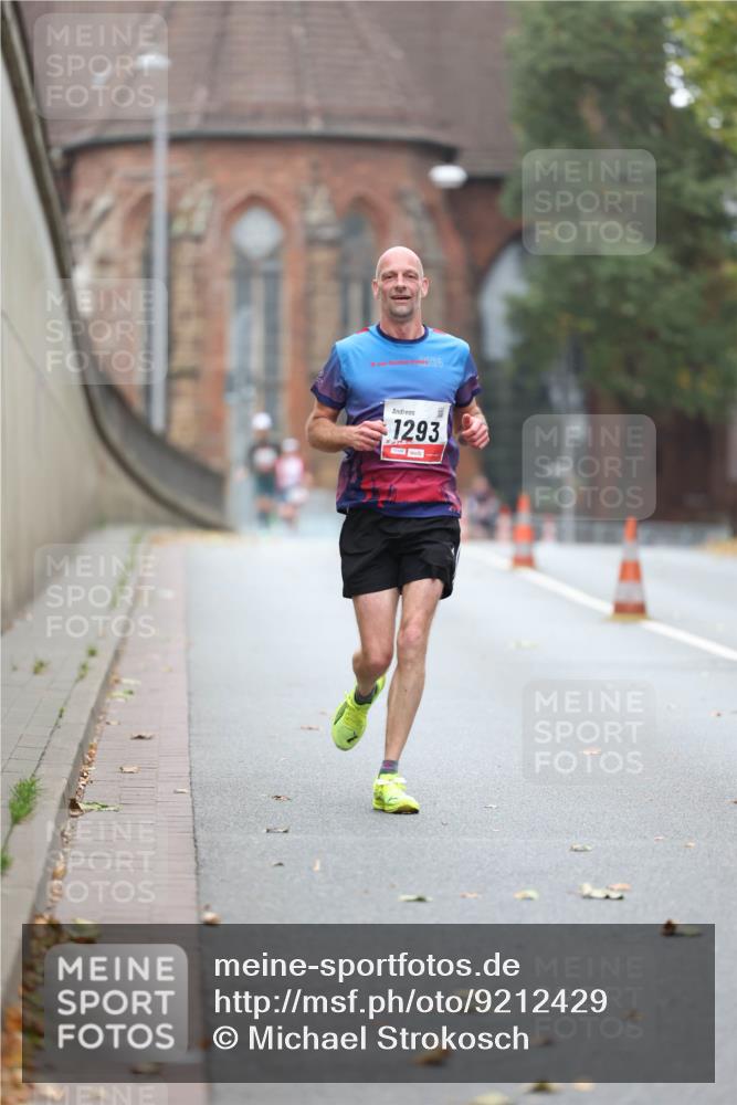 05.10.2025 - 20. swb-Marathon Bremen Michael Strokosch http://msf.ph/oto/9212429 05.10.2025 12:19:07 Laufen 19, 024, 1293 meine-sportfotos.de
