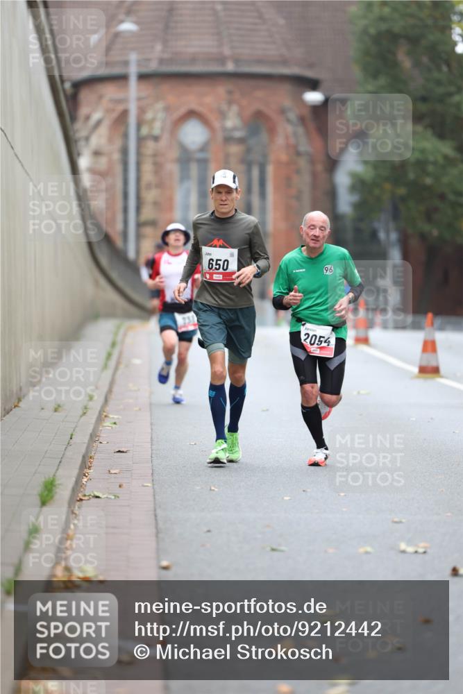 05.10.2025 - 20. swb-Marathon Bremen Michael Strokosch http://msf.ph/oto/9212442 05.10.2025 12:19:25 Laufen 650, 96, 231, 2054 meine-sportfotos.de