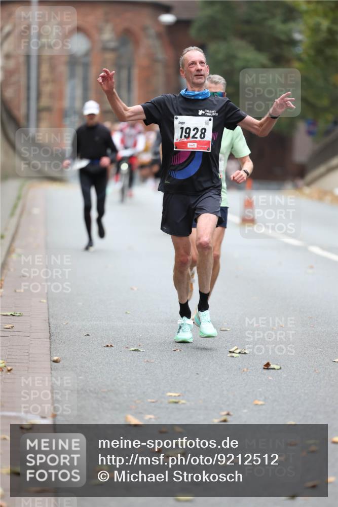05.10.2025 - 20. swb-Marathon Bremen Michael Strokosch http://msf.ph/oto/9212512 05.10.2025 12:20:19 Laufen 1928 meine-sportfotos.de
