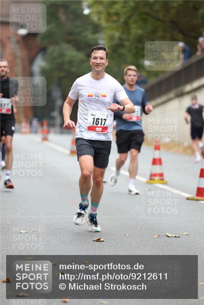05.10.2025 - 20. swb-Marathon Bremen Michael Strokosch http://msf.ph/oto/9212611 05.10.2025 12:21:31 Laufen 1617 meine-sportfotos.de