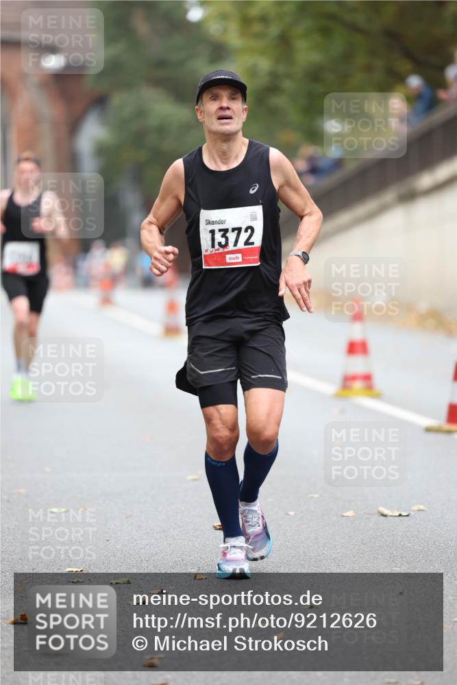05.10.2025 - 20. swb-Marathon Bremen Michael Strokosch http://msf.ph/oto/9212626 05.10.2025 12:21:37 Laufen 1372 meine-sportfotos.de