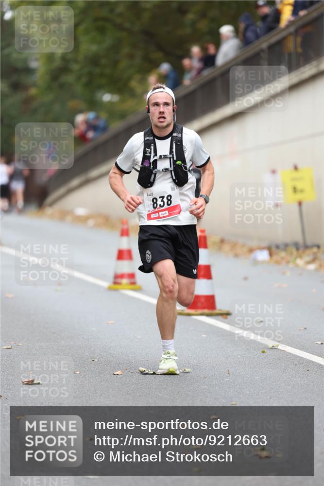 05.10.2025 - 20. swb-Marathon Bremen Michael Strokosch http://msf.ph/oto/9212663 05.10.2025 12:22:05 Laufen 838, 00483 meine-sportfotos.de