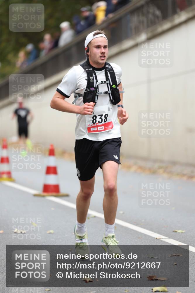 05.10.2025 - 20. swb-Marathon Bremen Michael Strokosch http://msf.ph/oto/9212667 05.10.2025 12:22:06 Laufen 838, 00483 meine-sportfotos.de