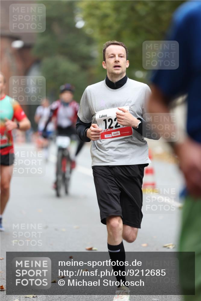 05.10.2025 - 20. swb-Marathon Bremen Michael Strokosch http://msf.ph/oto/9212685 05.10.2025 12:22:17 Laufen 122, 00472 meine-sportfotos.de