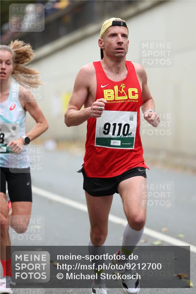 05.10.2025 - 20. swb-Marathon Bremen Michael Strokosch http://msf.ph/oto/9212700 05.10.2025 12:22:24 Laufen 9110 meine-sportfotos.de