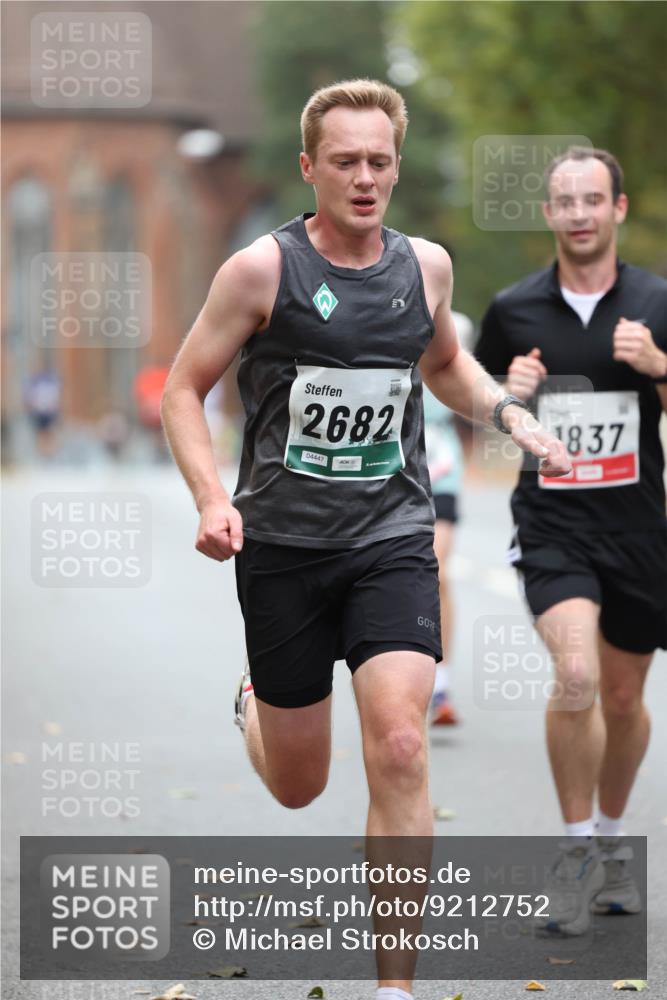 05.10.2025 - 20. swb-Marathon Bremen Michael Strokosch http://msf.ph/oto/9212752 05.10.2025 12:23:36 Laufen 2682, 04447, 1837 meine-sportfotos.de