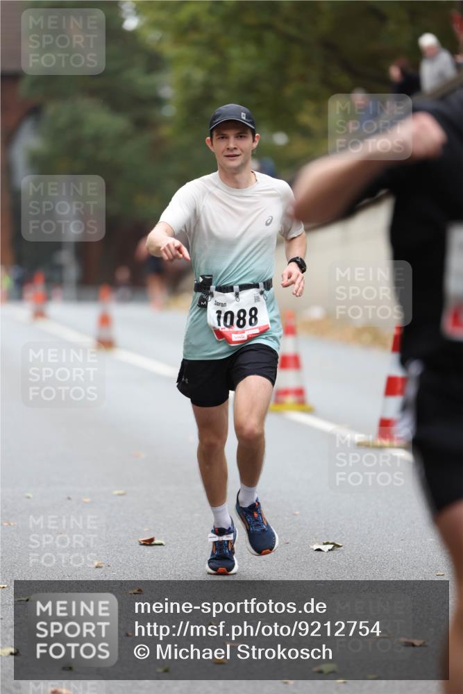 05.10.2025 - 20. swb-Marathon Bremen Michael Strokosch http://msf.ph/oto/9212754 05.10.2025 12:23:37 Laufen 1088 meine-sportfotos.de