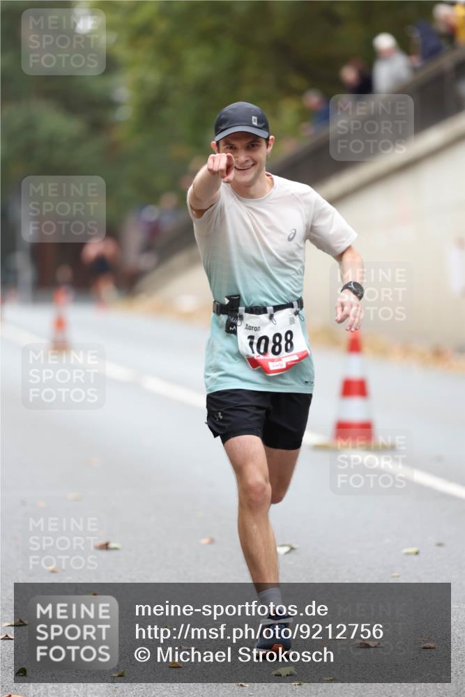 05.10.2025 - 20. swb-Marathon Bremen Michael Strokosch http://msf.ph/oto/9212756 05.10.2025 12:23:38 Laufen 880 meine-sportfotos.de
