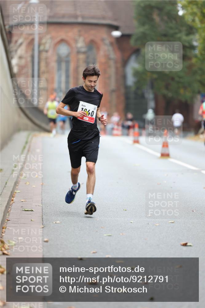 05.10.2025 - 20. swb-Marathon Bremen Michael Strokosch http://msf.ph/oto/9212791 05.10.2025 12:24:01 Laufen 1940 meine-sportfotos.de