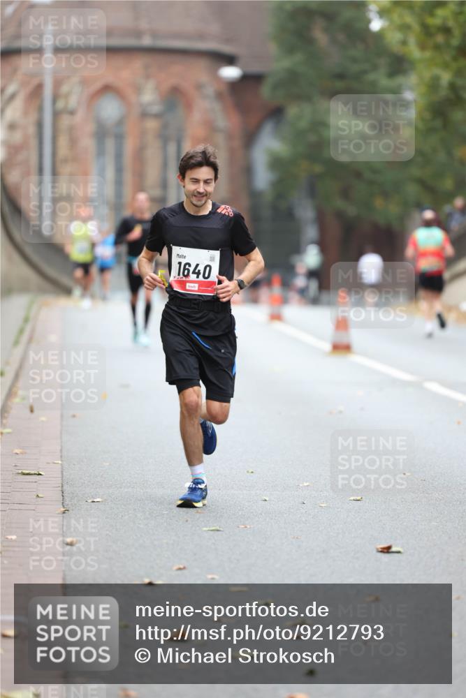 05.10.2025 - 20. swb-Marathon Bremen Michael Strokosch http://msf.ph/oto/9212793 05.10.2025 12:24:02 Laufen 1640 meine-sportfotos.de