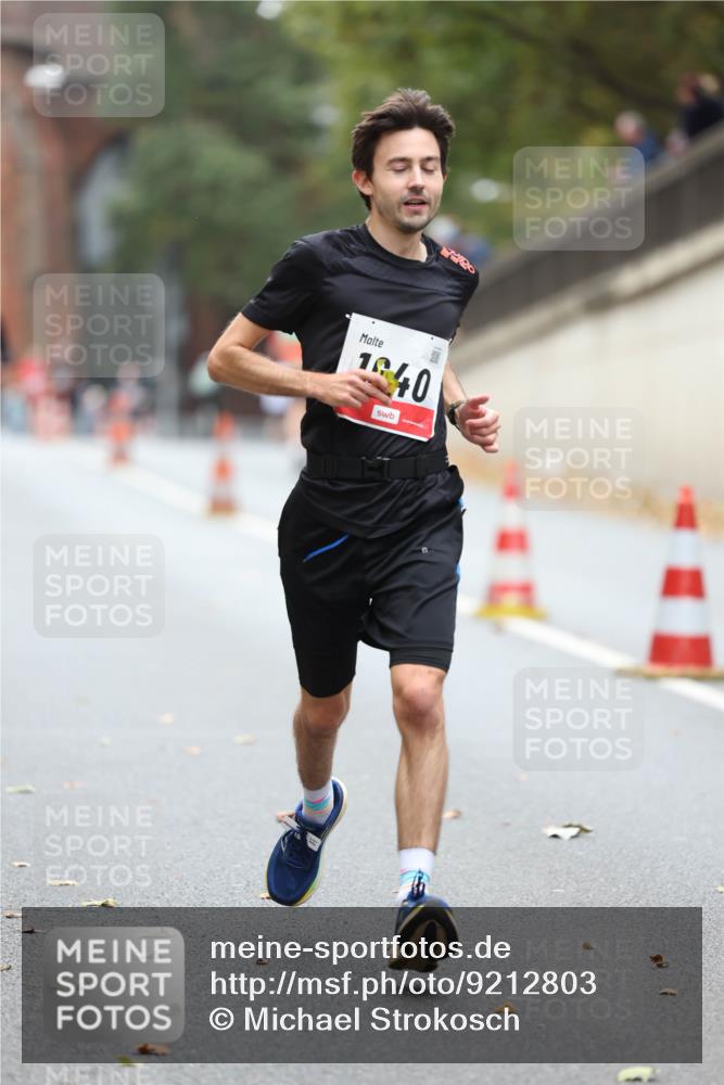 05.10.2025 - 20. swb-Marathon Bremen Michael Strokosch http://msf.ph/oto/9212803 05.10.2025 12:24:03 Laufen 37180, 1940, 11 meine-sportfotos.de