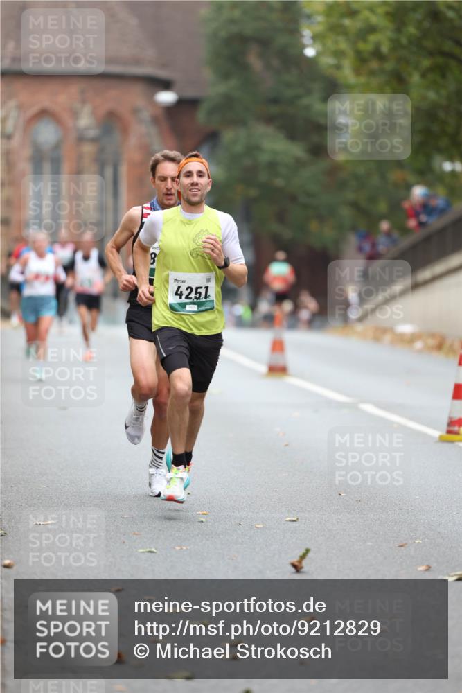 05.10.2025 - 20. swb-Marathon Bremen Michael Strokosch http://msf.ph/oto/9212829 05.10.2025 12:24:12 Laufen 4251 meine-sportfotos.de