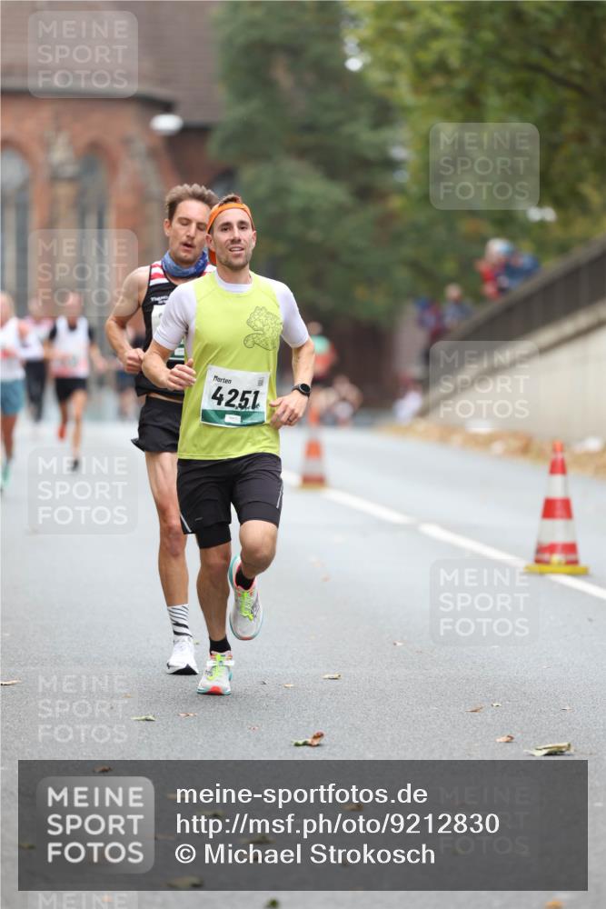 05.10.2025 - 20. swb-Marathon Bremen Michael Strokosch http://msf.ph/oto/9212830 05.10.2025 12:24:12 Laufen 4251 meine-sportfotos.de
