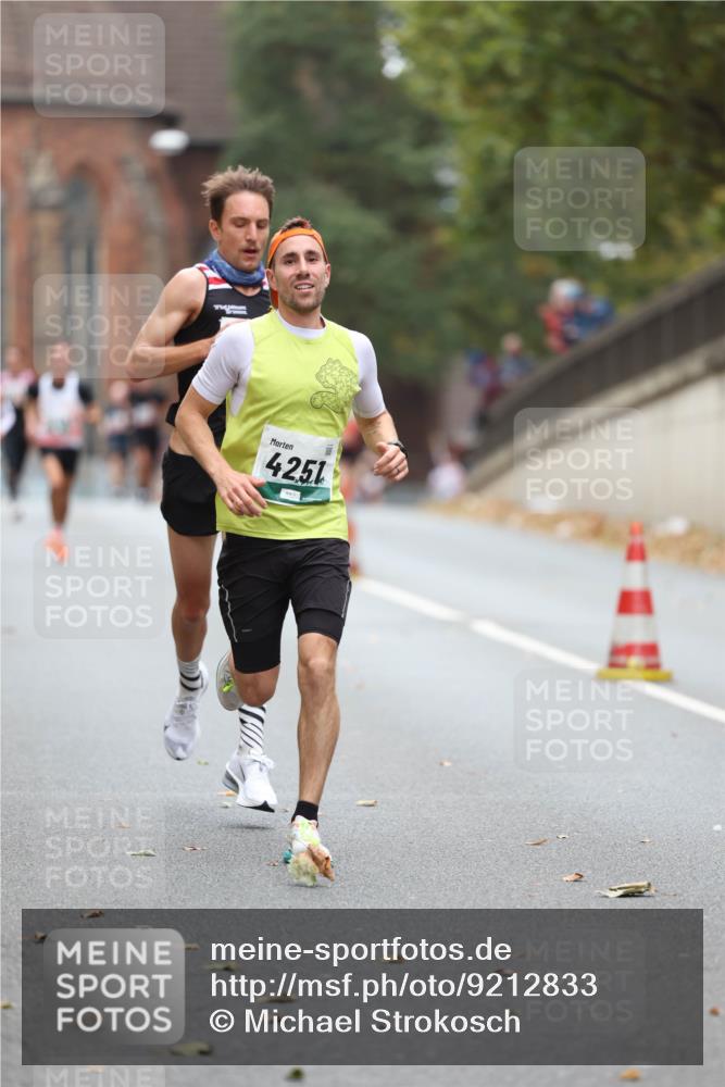 05.10.2025 - 20. swb-Marathon Bremen Michael Strokosch http://msf.ph/oto/9212833 05.10.2025 12:24:12 Laufen 4251 meine-sportfotos.de