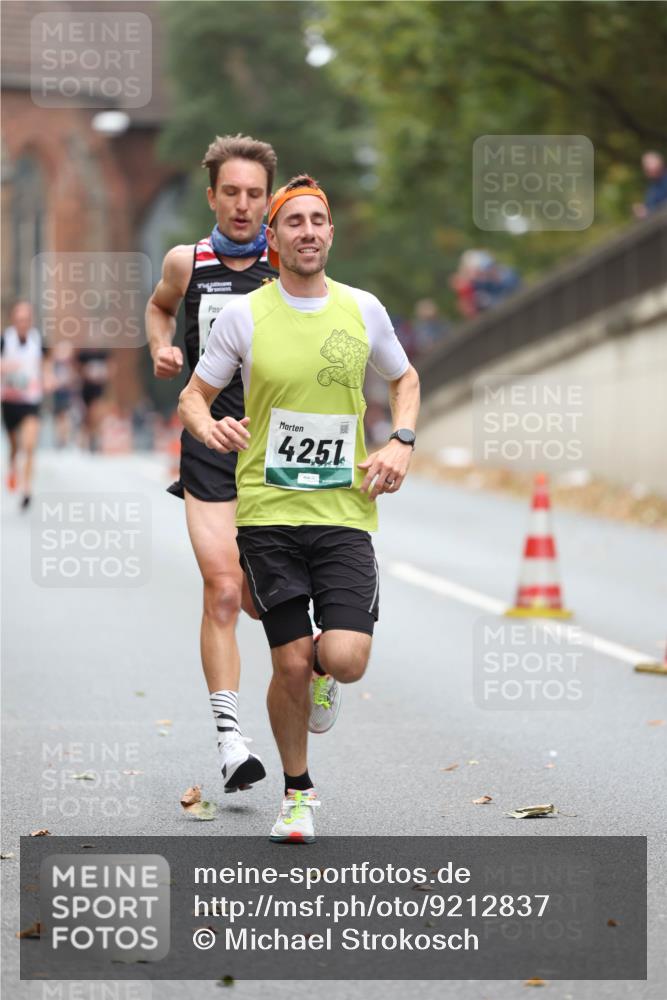 05.10.2025 - 20. swb-Marathon Bremen Michael Strokosch http://msf.ph/oto/9212837 05.10.2025 12:24:13 Laufen 4251 meine-sportfotos.de