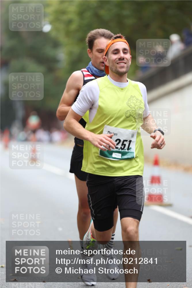 05.10.2025 - 20. swb-Marathon Bremen Michael Strokosch http://msf.ph/oto/9212841 05.10.2025 12:24:13 Laufen 251 meine-sportfotos.de