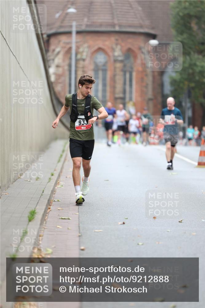 05.10.2025 - 20. swb-Marathon Bremen Michael Strokosch http://msf.ph/oto/9212888 05.10.2025 12:24:26 Laufen 933 meine-sportfotos.de