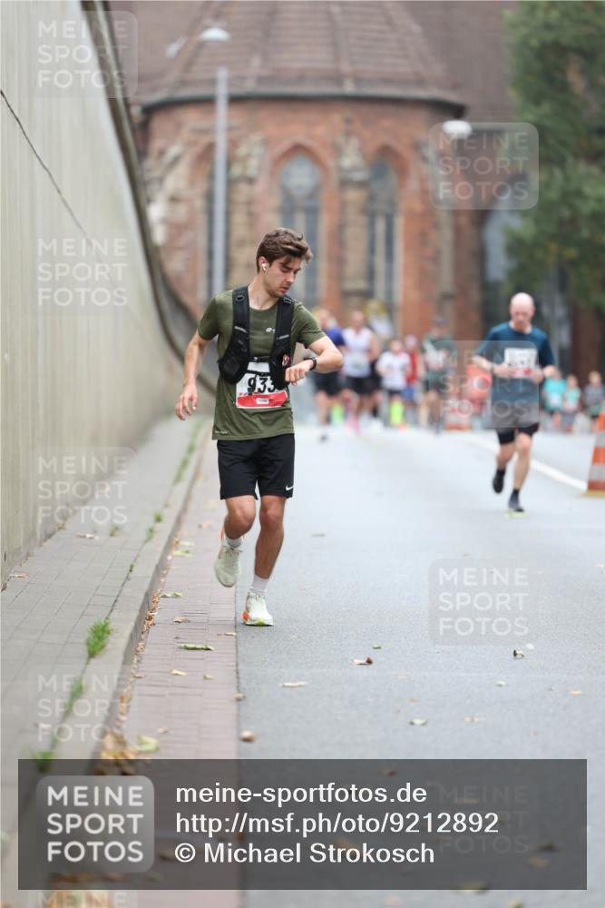 05.10.2025 - 20. swb-Marathon Bremen Michael Strokosch http://msf.ph/oto/9212892 05.10.2025 12:24:27 Laufen 933 meine-sportfotos.de