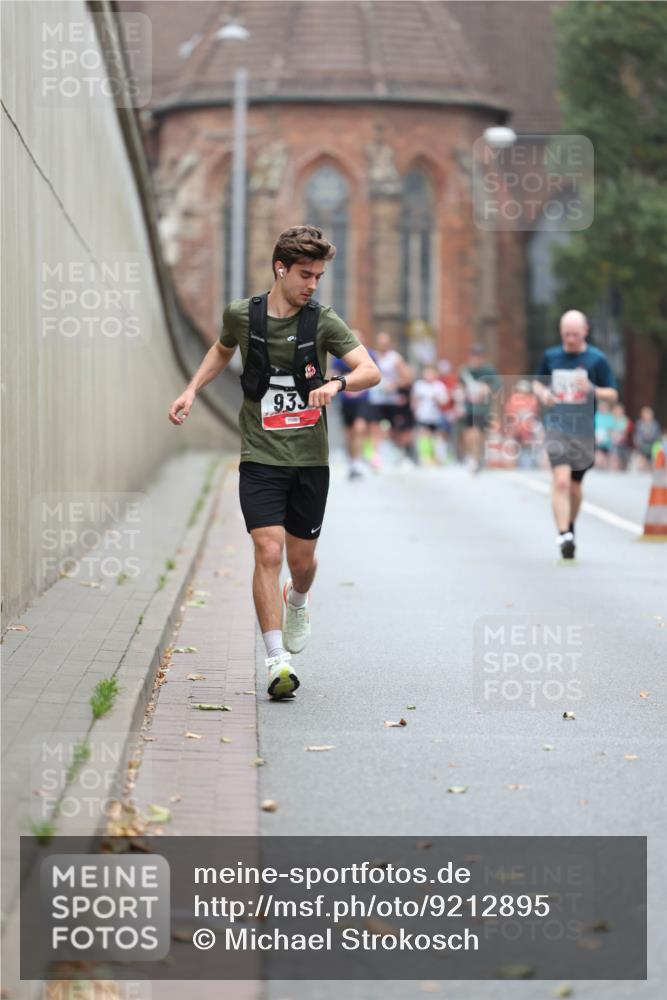 05.10.2025 - 20. swb-Marathon Bremen Michael Strokosch http://msf.ph/oto/9212895 05.10.2025 12:24:27 Laufen 933 meine-sportfotos.de