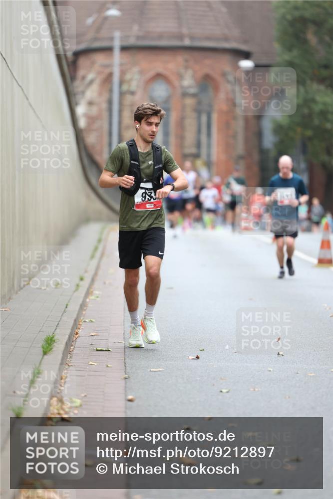 05.10.2025 - 20. swb-Marathon Bremen Michael Strokosch http://msf.ph/oto/9212897 05.10.2025 12:24:27 Laufen 9330 meine-sportfotos.de