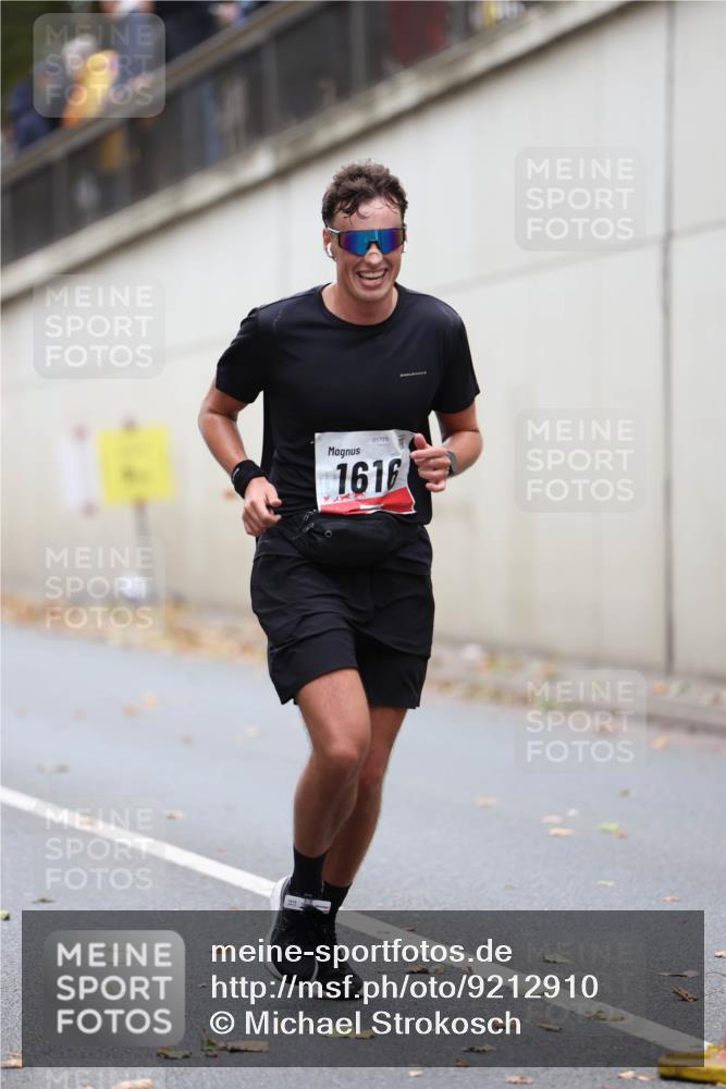 05.10.2025 - 20. swb-Marathon Bremen Michael Strokosch http://msf.ph/oto/9212910 05.10.2025 12:24:31 Laufen 01775, 1616 meine-sportfotos.de