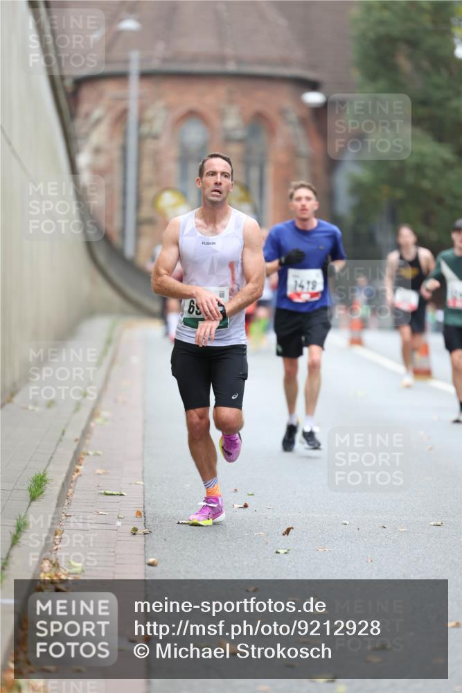05.10.2025 - 20. swb-Marathon Bremen Michael Strokosch http://msf.ph/oto/9212928 05.10.2025 12:24:38 Laufen 65, 1418 meine-sportfotos.de