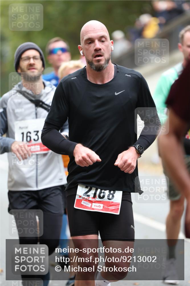 05.10.2025 - 20. swb-Marathon Bremen Michael Strokosch http://msf.ph/oto/9213002 05.10.2025 12:24:53 Laufen 163, 2168, 00227 meine-sportfotos.de